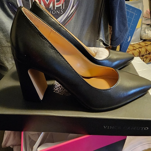 Black leather Vince Camuto heels, size 6M - Picture 5 of 6